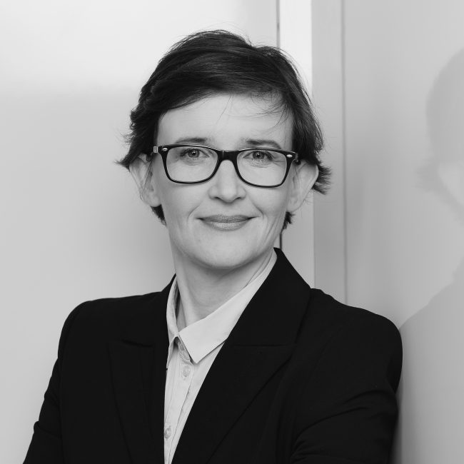 Anastasia Zagorni (MBA) ist Innovations-managerin mit mehr als zehn Jahren Erfahrung in Materialwissenschaft, organischer Elektronik, Beschichtungs-verfahren und Design. Derzeit ist sie Leiterin des Accelerators DesignFarmBerlin. Sie konzipiert und setzt das Programm für innovative Design-Start-ups um und arbeitet mit Gründer*innen an der Entwicklung von Geschäfts-modellen, Partnerschaften und Finanzierungsstrategien.