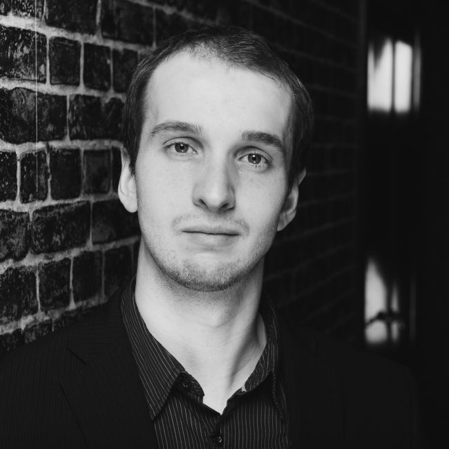 Dr. Tobias Schneider studierte Chemie an der Universität Paderborn. Ab 2015 war er als wissenschaftlicher Mitarbeiter an der Technischen Universität Berlin und promovierte dort 2019 zum Thema der organischen Synthese von photoschützbaren Aminosäuren. Zudem ist er nebenberuflich als freier Autor und Berater tätig.
