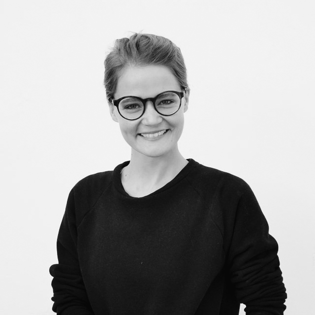 Veronika Aumann ist Textildesignerin und Forscherin. Sie lehrt an der Akademie der Bildenden Künste in Stuttgart, arbeitet im Rahmen des PhDArts Programms der Academy of Creative and Performing Arts in Leiden (NL) an ihrer entwurfsgeleiteten PhD-Arbeit »Digitale Materialien« und ist Mitglied im Forschungskreis der weißensee kunsthochschule berlin. Sie unterstützt und berät mujō als Mentorin für Design und Konzeption.
